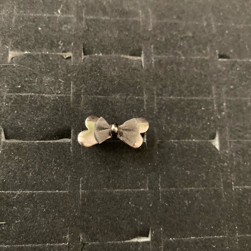 Amazing bow ring